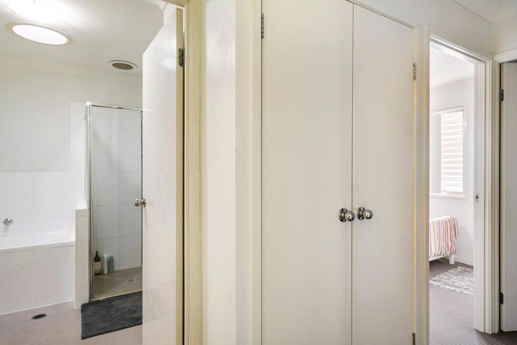 Room With Separate Bath In Shared Homestay Redcliffe Buitenkant foto