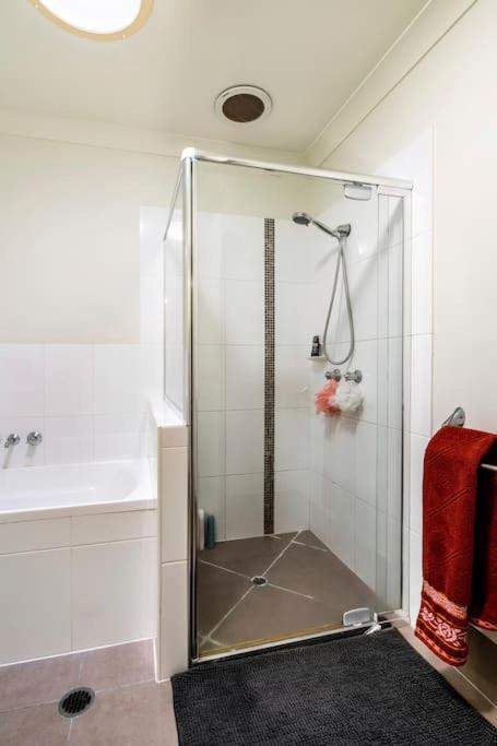 Room With Separate Bath In Shared Homestay Redcliffe Buitenkant foto
