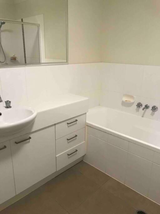 Room With Separate Bath In Shared Homestay Redcliffe Buitenkant foto