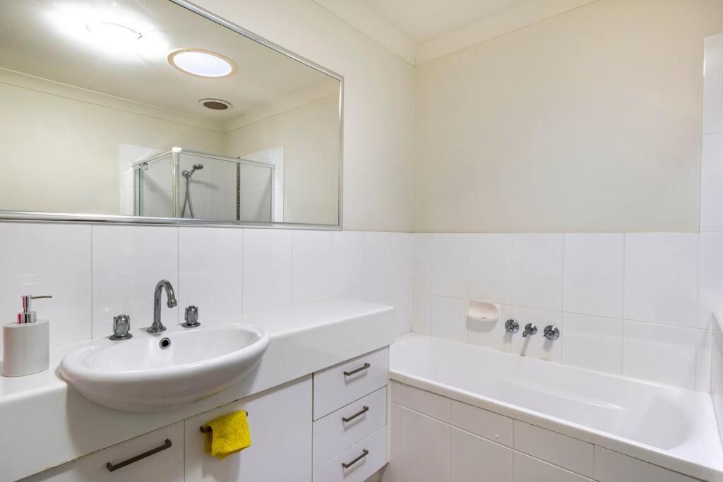Room With Separate Bath In Shared Homestay Redcliffe Buitenkant foto