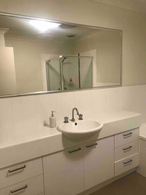 Room With Separate Bath In Shared Homestay Redcliffe Buitenkant foto