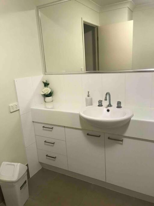 Room With Separate Bath In Shared Homestay Redcliffe Buitenkant foto