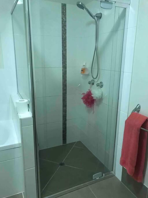 Room With Separate Bath In Shared Homestay Redcliffe Buitenkant foto